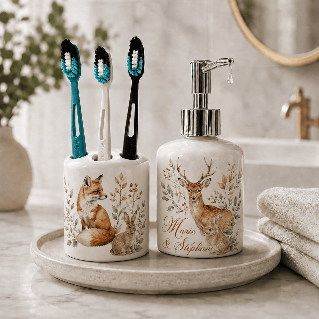 Set salle de bain personnalisé décor animaux sur plateau rond – distributeur cerf et porte-brosse renard, prénoms couple