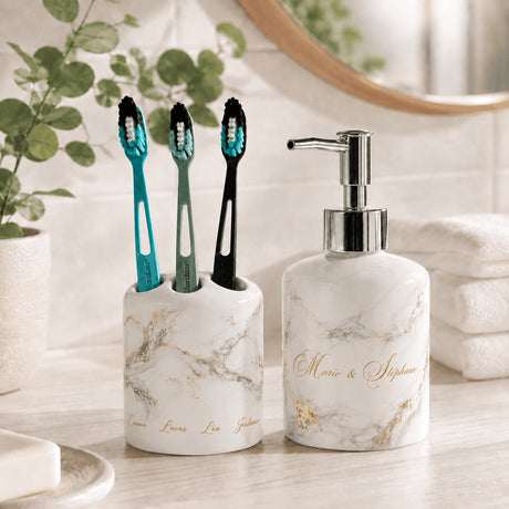 Set salle de bain personnalisé décor marbre et or fond clair – distributeur Marie Stéphane et porte-brosse prénoms famille