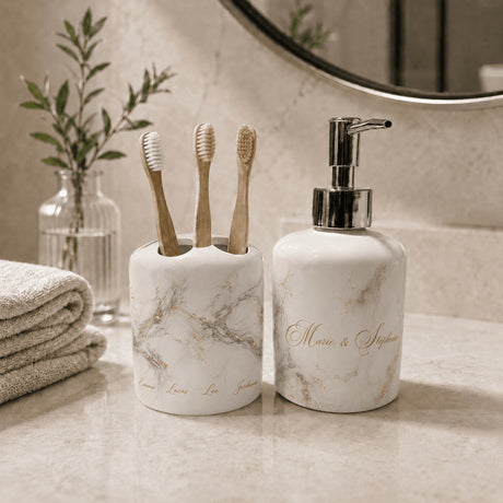 Set salle de bain personnalisé décor marbre et or fond beige – distributeur et porte-brosse avec prénoms famille