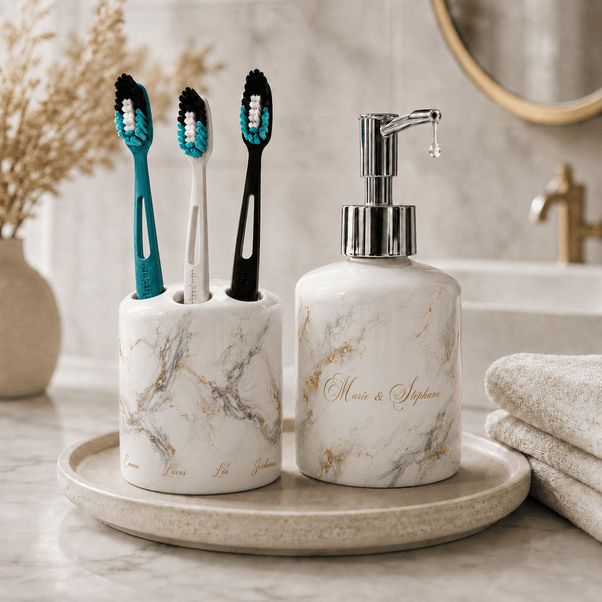 Set salle de bain personnalisé décor marbre et or sur plateau pierre – distributeur et porte-brosse avec prénoms
