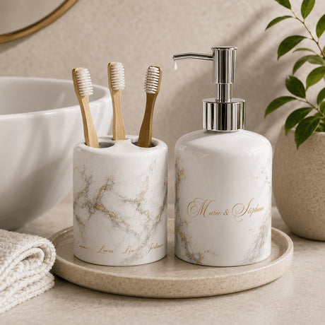 Set salle de bain personnalisé décor marbre et or – distributeur Marie Stéphane et porte-brosse vasque blanche