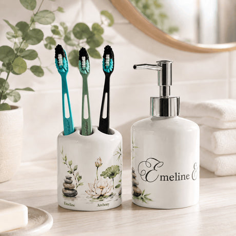 Set salle de bain personnalisé décor zen fond clair – porte-brosse 3 prénoms et distributeur savon lotus