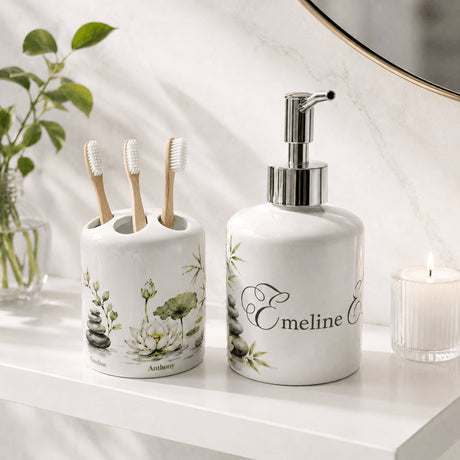 Set salle de bain personnalisé zen fond marbre blanc – distributeur savon et porte-brosse avec prénoms, bougie et miroir
