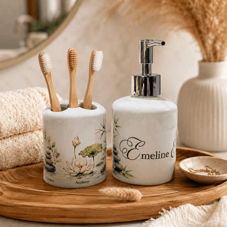 Set salle de bain personnalisé zen sur plateau en bois – distributeur savon et porte-brosse avec prénoms