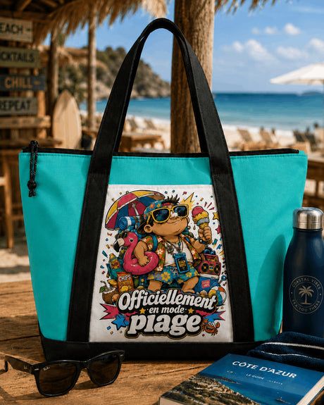 Tote bag sac de plage vert aqua design cartoon beach boss posé sur table de café bord de mer