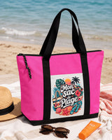 Tote bag Mon Sac de Plage rose sur serviette de plage avec chapeau et crème solaire