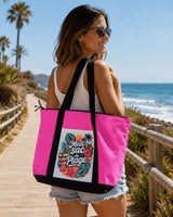 Femme portant le tote bag Mon Sac de Plage rose sur l'épaule en bord de mer