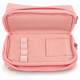 Intérieur de la trousse scolaire rose ouverte avec compartiment à élastiques pour stylos et petite poche plate