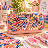Trousse scolaire rose au rabat imprimé Ma Trousse à Diamond Painting posée sur un bureau avec stylos et strass