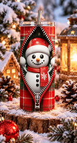 Tumbler bonhomme de neige zippé posé sur une rondelle de bois enneigée, avec lanterne, maisonnette et pommes de pin