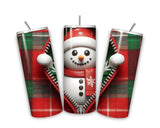 Tumbler 20 oz avec paille, bonhomme de neige en bonnet de Père Noël sortant d’une fermeture éclair sur tartan rouge et vert, trois vues du design complet