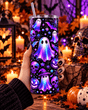 Main tenant le tumbler Halloween fantômes holographiques 20 oz, gobelet isotherme inox violet et bleu néon avec paille