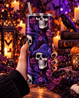 Main tenant le tumbler crâne sorcière et fleurs violettes avec paille, décor Halloween avec corbeau, bougies et citrouilles