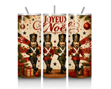 Trois vues de face du tumbler Joyeux Noël 20 oz inox : soldats casse-noisette vintage, lettrage rouge, cadeaux et boules