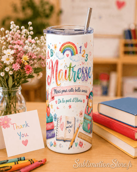 Tumbler maîtresse personnalisé posé sur un bureau avec un bouquet de fleurs et une carte Thank You