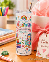 Tumbler maîtresse personnalisé présenté avec un emballage cadeau rose et un étiquette Merci pour tout