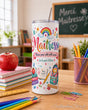 Tumbler maîtresse personnalisé sur un bureau d'école entouré de crayons de couleur et d'une pomme rouge