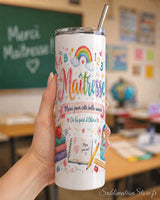 Tumbler isotherme maîtresse personnalisé remis par une élève à son enseignante souriante dans une salle de classe