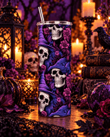 Tumbler Halloween sorcière gothique posé sur table en bois, lanterne, corbeau, grimoires et citrouilles violettes pailletées